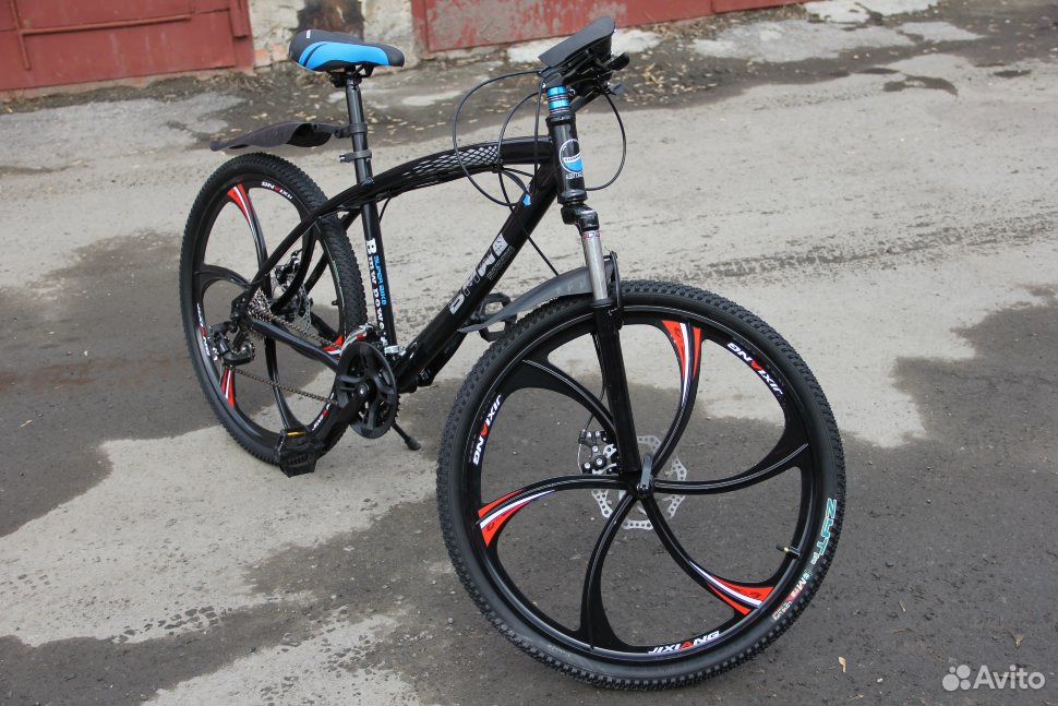 Велосипед на литье. Велосипед с литыми дисками. Горный велосипед на литых дисках черный. Велосипед с чёрными литьем. Купить бу велосипед на куфаре