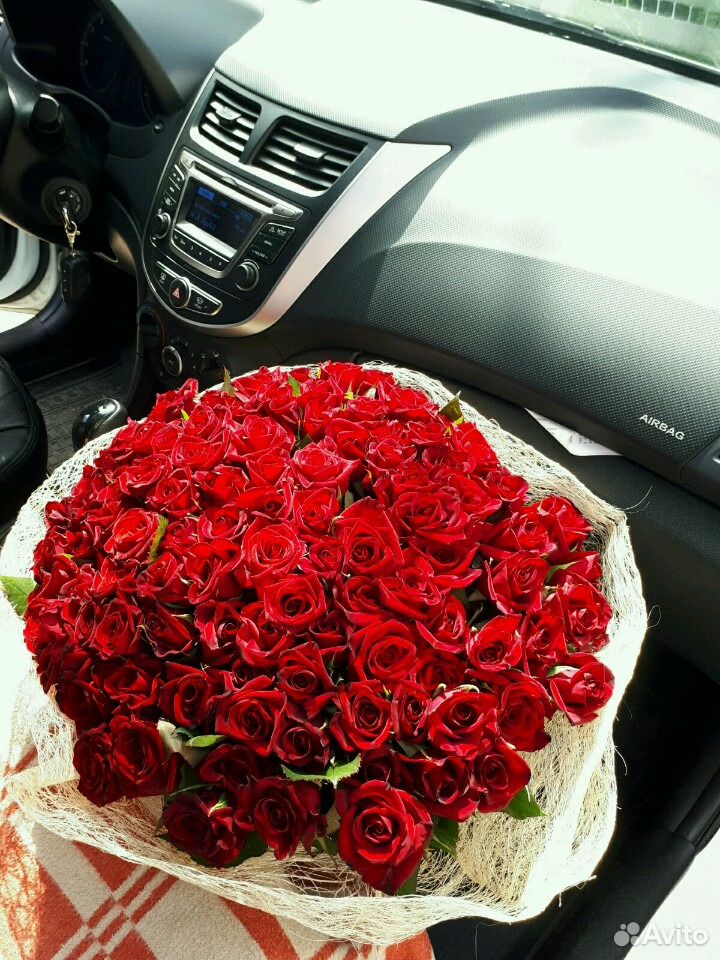 Купить розы в ставрополе. Букет красных роз в машине. Букет роз с красными ногтями. Местные красные розы. Огромный букет роз в машине.