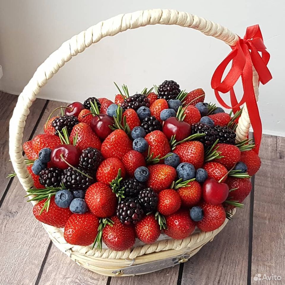 Букет из ягод в корзине купить на Зозу.ру - фотография № 1