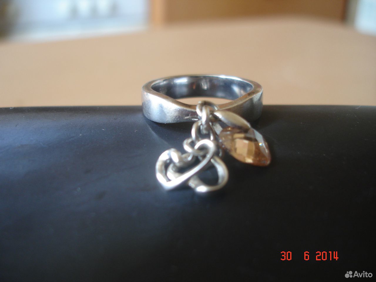 кольцо с подвеской 
