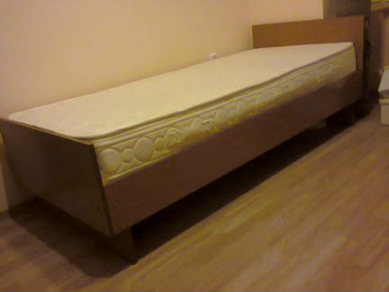 Кровать односпальная с новым матрасом