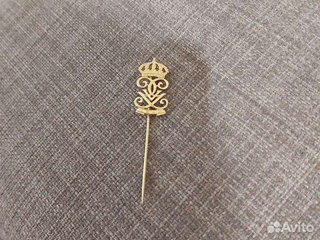 Булавка в лацкан пиджака