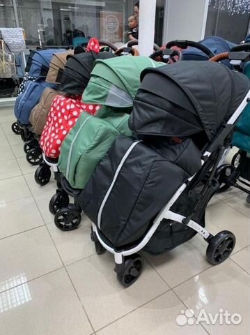 Прогулочная коляска с накидкой на ножки компакт
