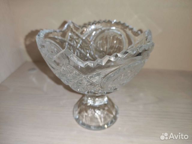 Хрустальные вазы, стопки, штоф на подносе