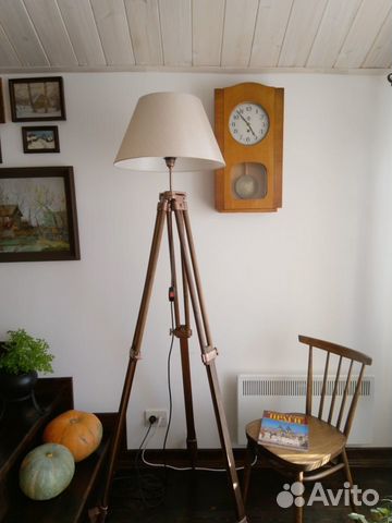 Торшер на деревянном штативе