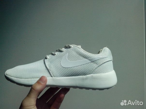 roshe run triple white