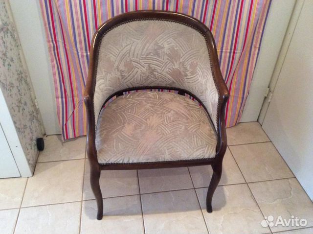 Старинное полукруглое кресло в гостинную — фотография №1