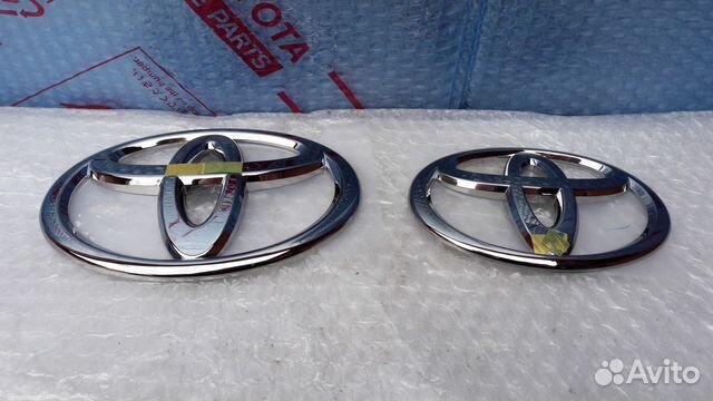 Эмблема решетки радиатора Toyota LC 200 08-15 Эмблема решетки радиатора Toyota LC 200 08-15