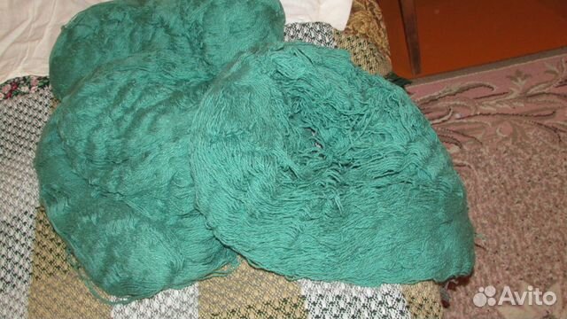 Пряжа шерсть насыщенного зелёного цвета Пряжа шерсть насыщенного зелёного цвета