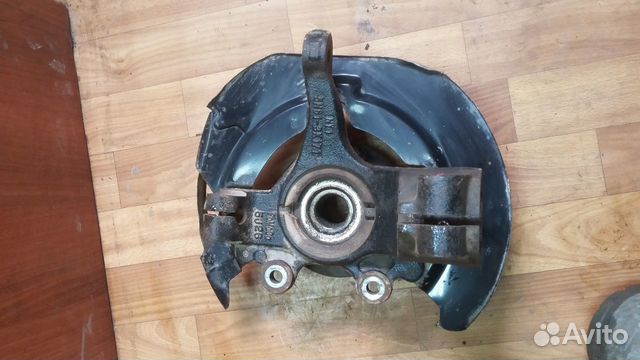 Кулак поворотный левый мазда 3 вк 1.6 L