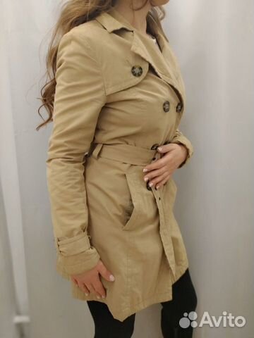 Бежевое пальто на пуговицах Бежевое пальто на пуговицах