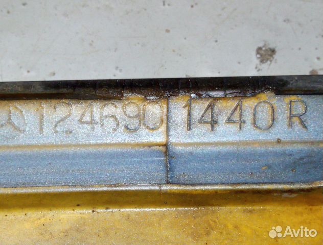 Молдинг правого переднего крыла Мерседес W124 седа