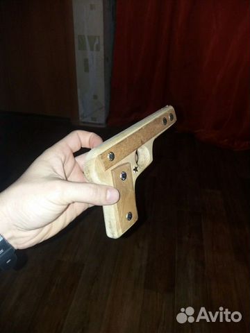 Игрушка пистолет из дерева