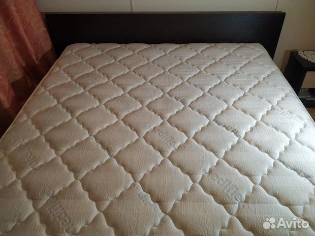 Кровать двухспальная с матрасом 2м на 1.8м