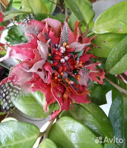 Кожаная брошь