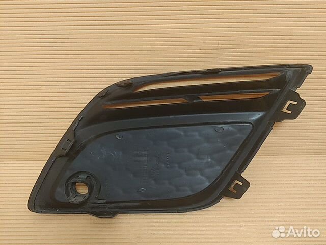 Решетка в бампер правая Volvo XC60