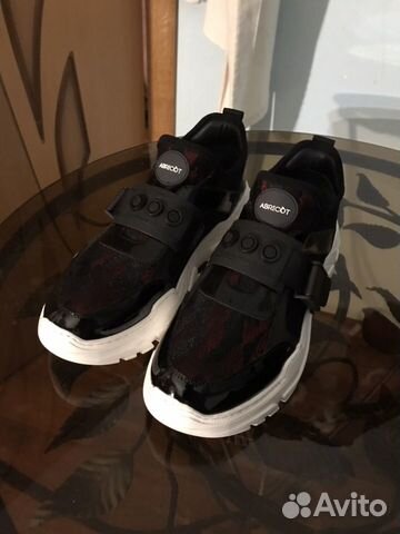 Продам кроссовки Abricot