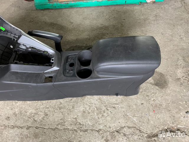 Подлокотник Ford Focus 3 CB8 2012