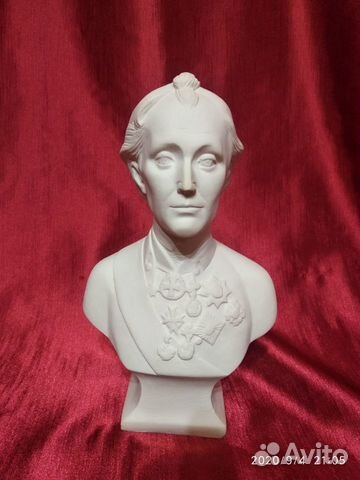 Продаю бюст Суворова