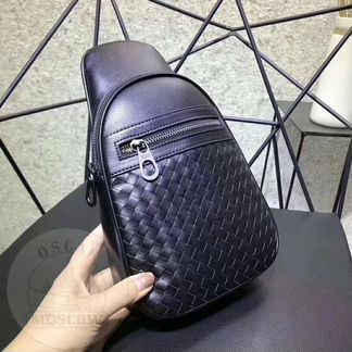 Мужская кожаная сумка слинг Bottega Veneta черная
