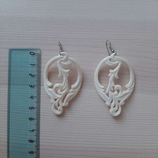 Белые ажурные серьги из кости