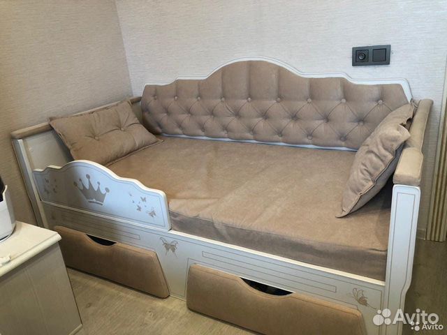 Детская кроватка с мягкой спинкой и ящиками