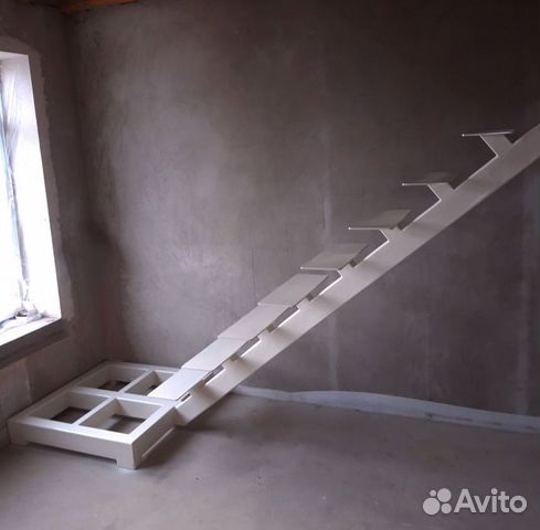 Лестница на монокосоуре 100х100 мт-13 с площадкой