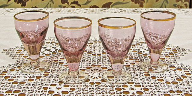 Посуда. Четыре малиновые рюмки. Стекло. СССР
