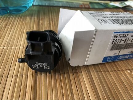 Насос омывателя лобового стекла на автомобиль Мазд