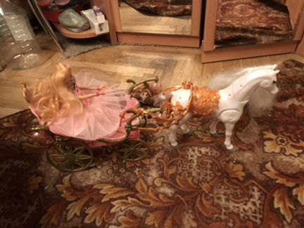 Карета с лошадью и много кукол