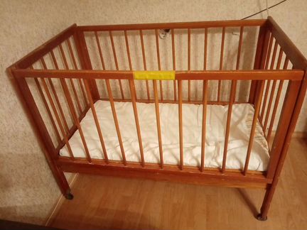 Кроватка детская с матрасом и наматрасником