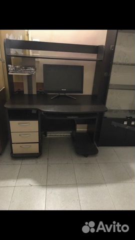 Продается компьютерный стол и два шкафа