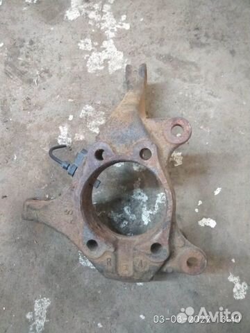 Кулак поворотный правый на Тойота Рав 4 2011 года