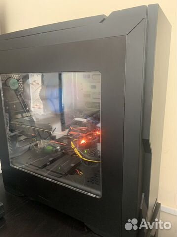 Мощный игровой компьютер с клавиатурой для игр