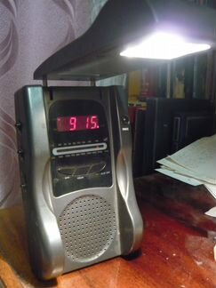 Электронные часы с лампой и радио