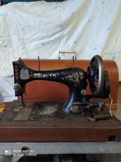 Старинная швейная машинка зингер