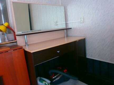 Трюмо с зеркалом