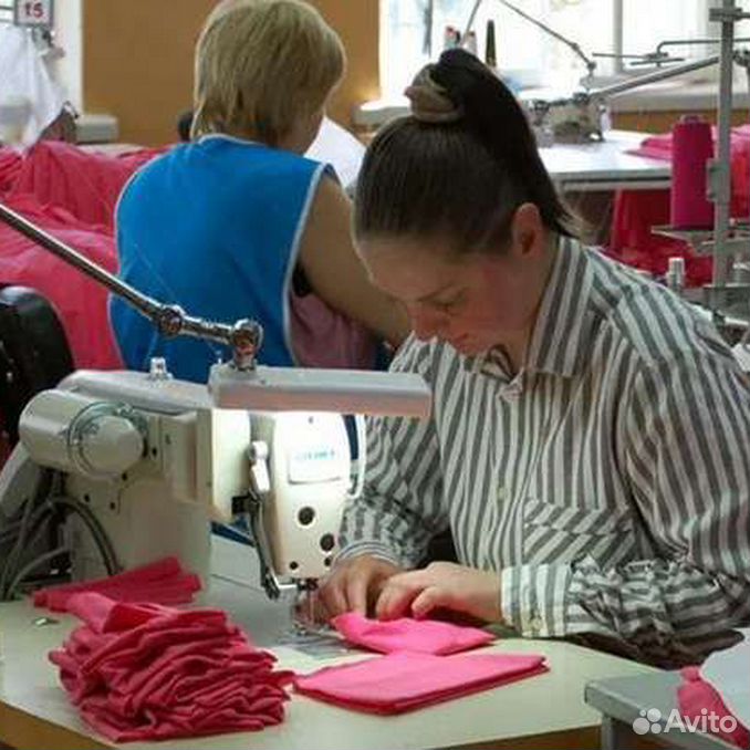 Швейная промышленность. Швея. Работа швеи трикотаж. Швейный цех швейного производства. Работа швеи трикотаж.