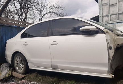 Volkswagen Jetta 1.4 МТ, 2013, битый, 178 000 км