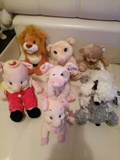 Игрушка медведь и поросята