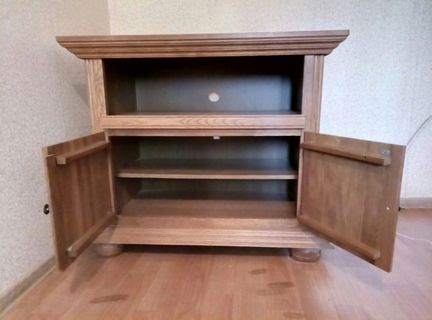 Тумба под телевизор из цельного дерева
