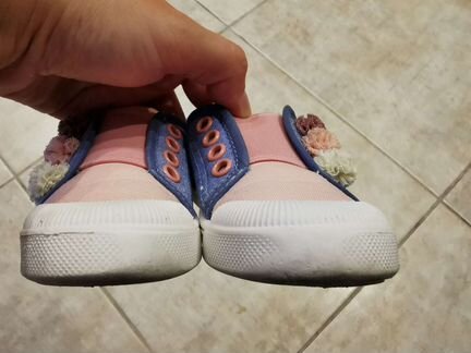 Кеды с помпонами