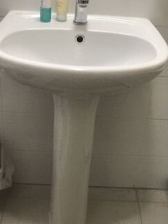 Раковина в ванную с пьедисталом и смесителем