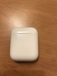 Кейс и один правый наушник airpods1