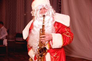 Дед мороз саксофонист на новый год эффектно