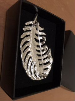 Брошь кристалы новая