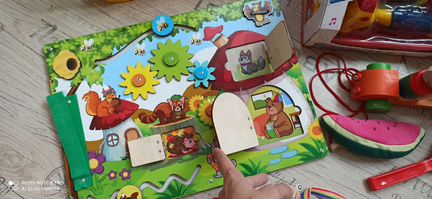 Игрушки пакетом музыкальные, книги, бизиборд