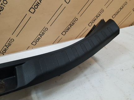 Накладка замка багажника Toyota Rav4 40