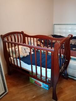Кроватка детская с маятником и ящиком для хранения