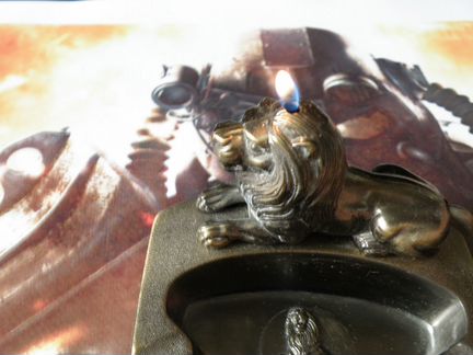 Зажигалка-пепельница с барельефом льва, металличес